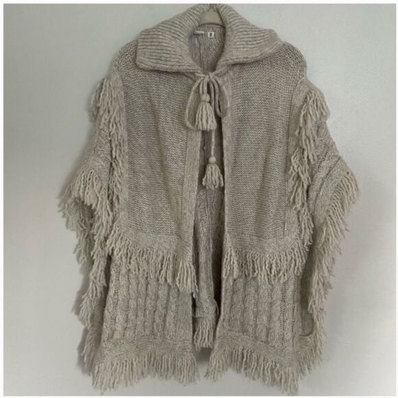 GAP Sweater Tassle Fringe Poncho In Stone One Size
Beige Cream Oatmeal Color - Picture 2 of 8
